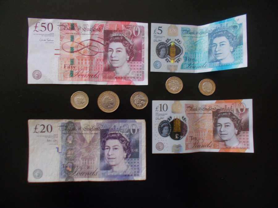 DSCN0184 pound notes RS 900